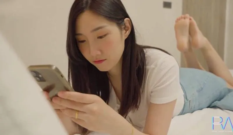 Xinh đẹp nhưng vẫn bị anh xã "đi ngoài", vợ buồn tình cho anh giao hàng quan hệ luôn