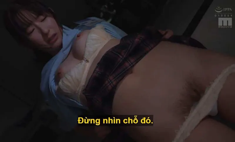 Ông sếp lập mưu "xử đẹp" cô nhân viên dưới quyền kiêu kỳ lười nhác, suốt ngày cắm mặt chat chit với người yêu.