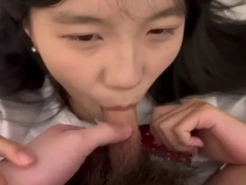 Em loli dễ thương mút của quý biến em thành con đào nứng p2